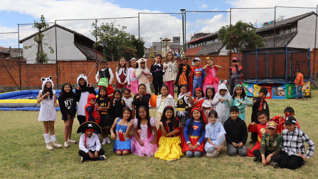 Niños compartiendo en el vacacional