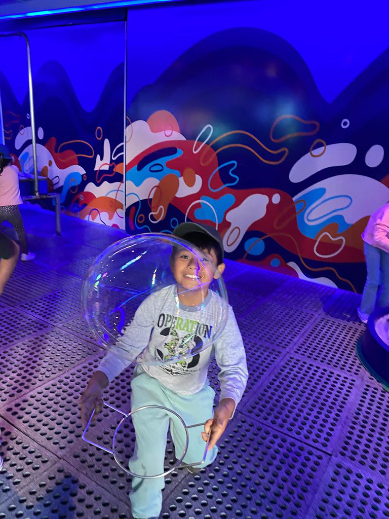 Niño disfrutando una actividad divertida