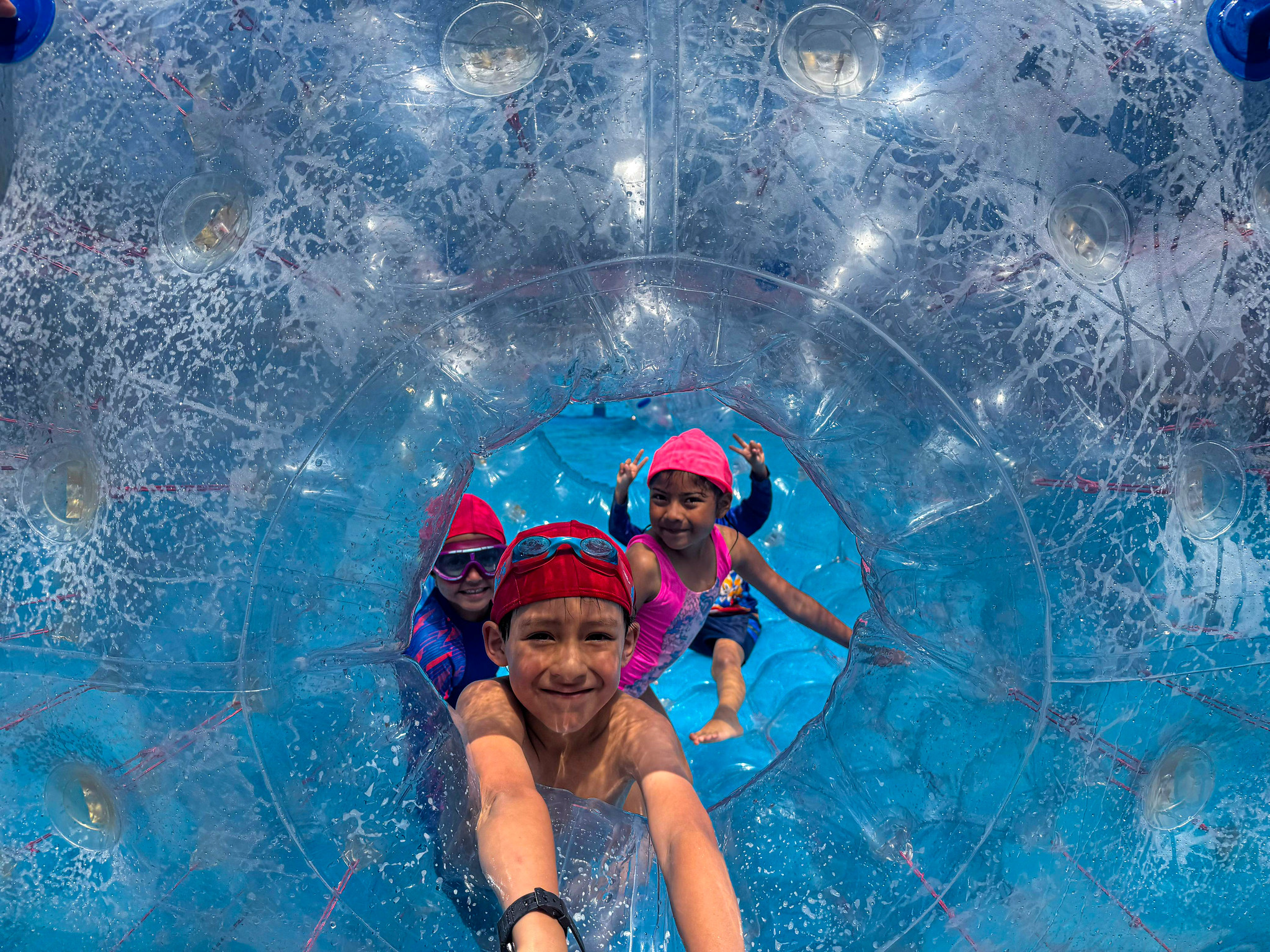 Niños disfrutando la piscina en el vacacional
